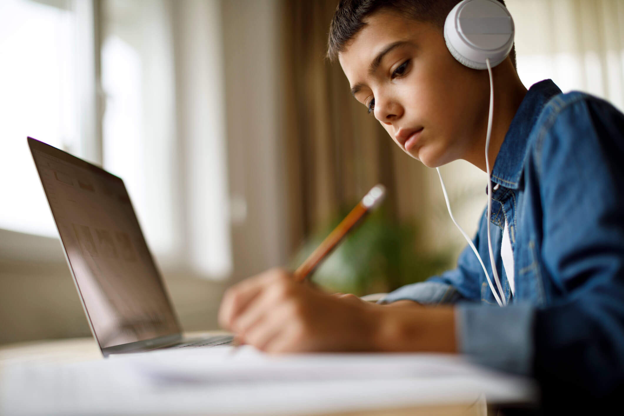 Avec la méthode de classe inversée, l’élève se familiarise avec son cours grâce aux ressources en ligne qui lui sont envoyées.