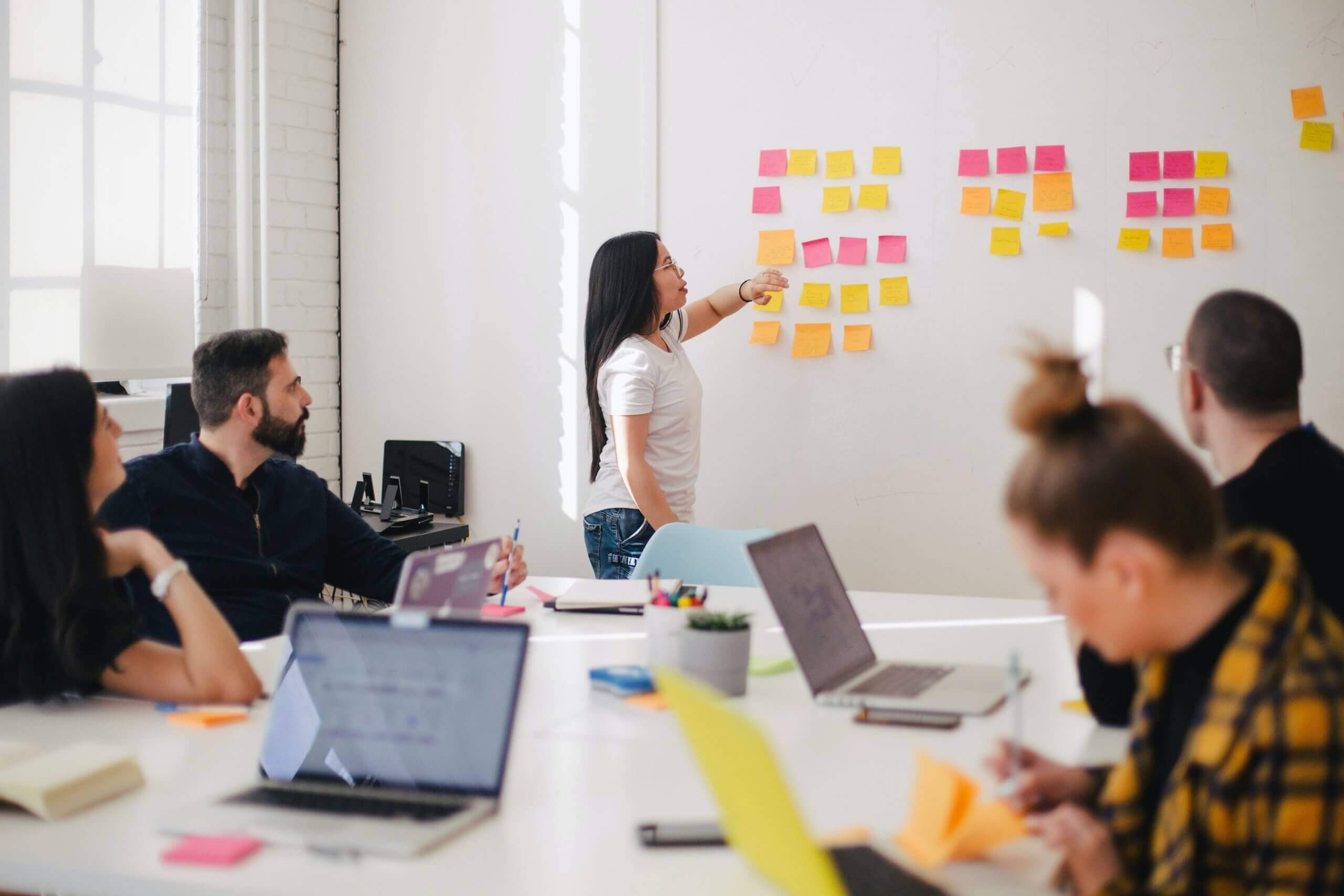 La classe inversée implique l’assimilation des connaissances par la mise en pratique en classe.