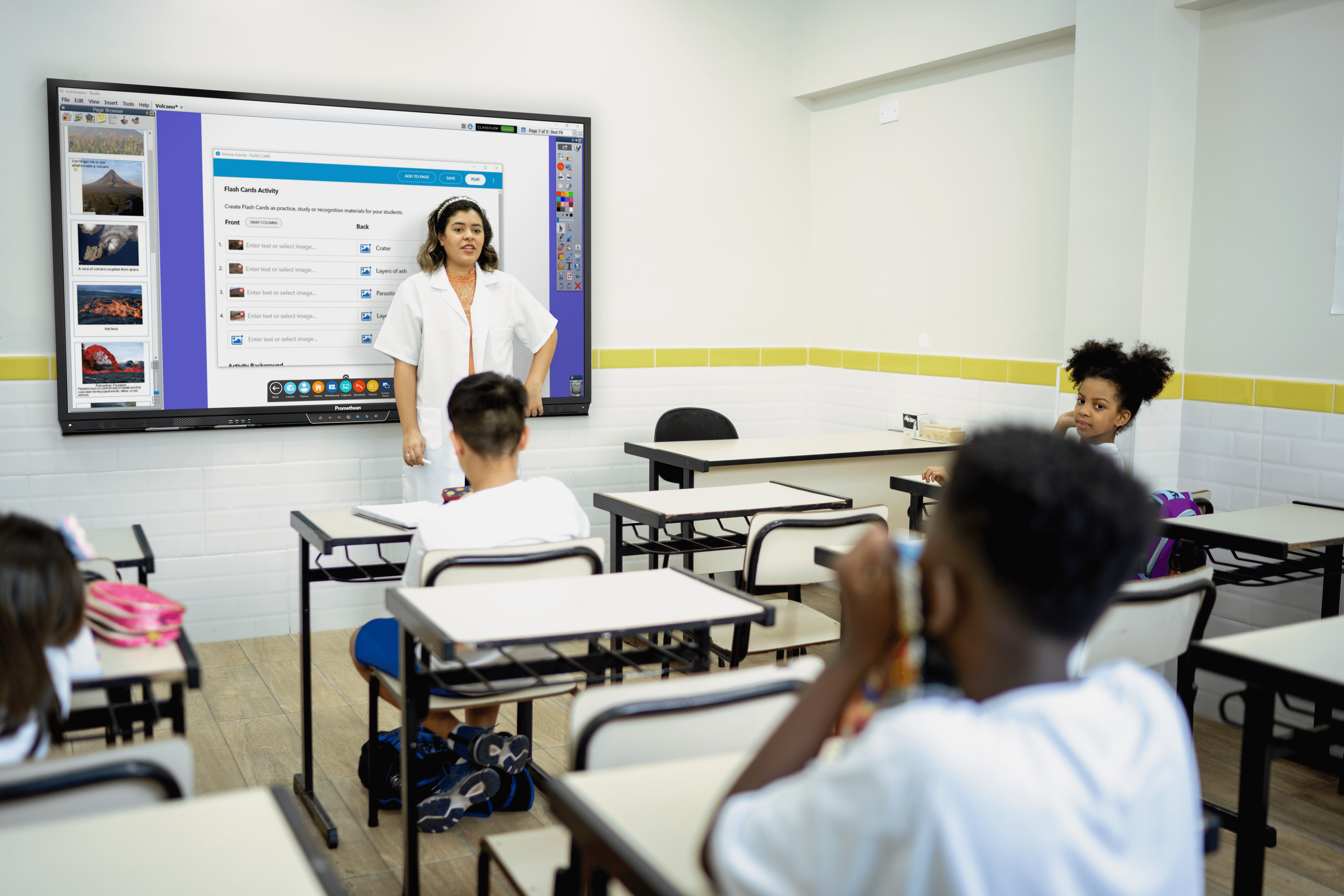Profesora explicando delante de una pizarra interactiva