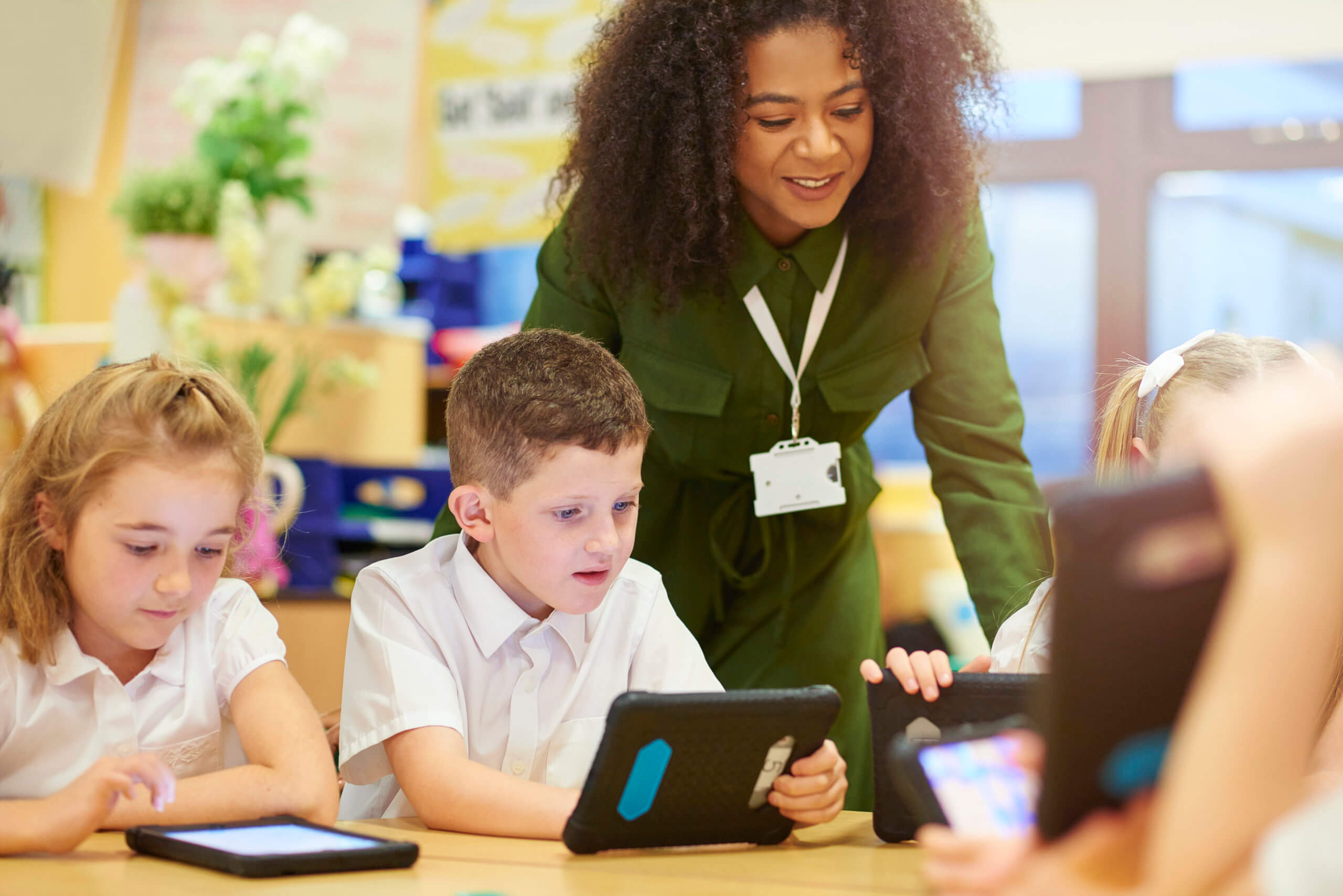 Alumnos y profesora usando nuevas tecnologías