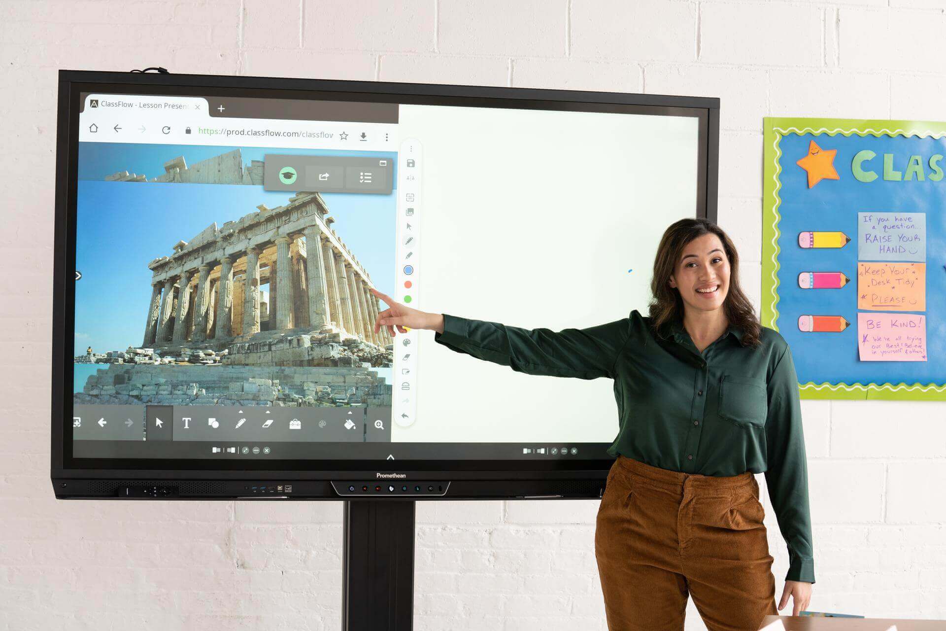 Docent staat voor het klaslokaal les te geven met een digitaal schoolbord.