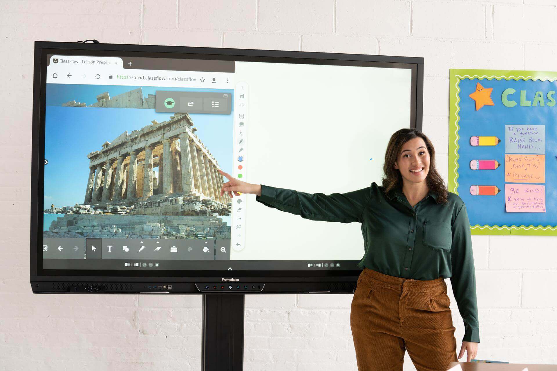 Docent staat voor het klaslokaal les te geven met een digitaal schoolbord.