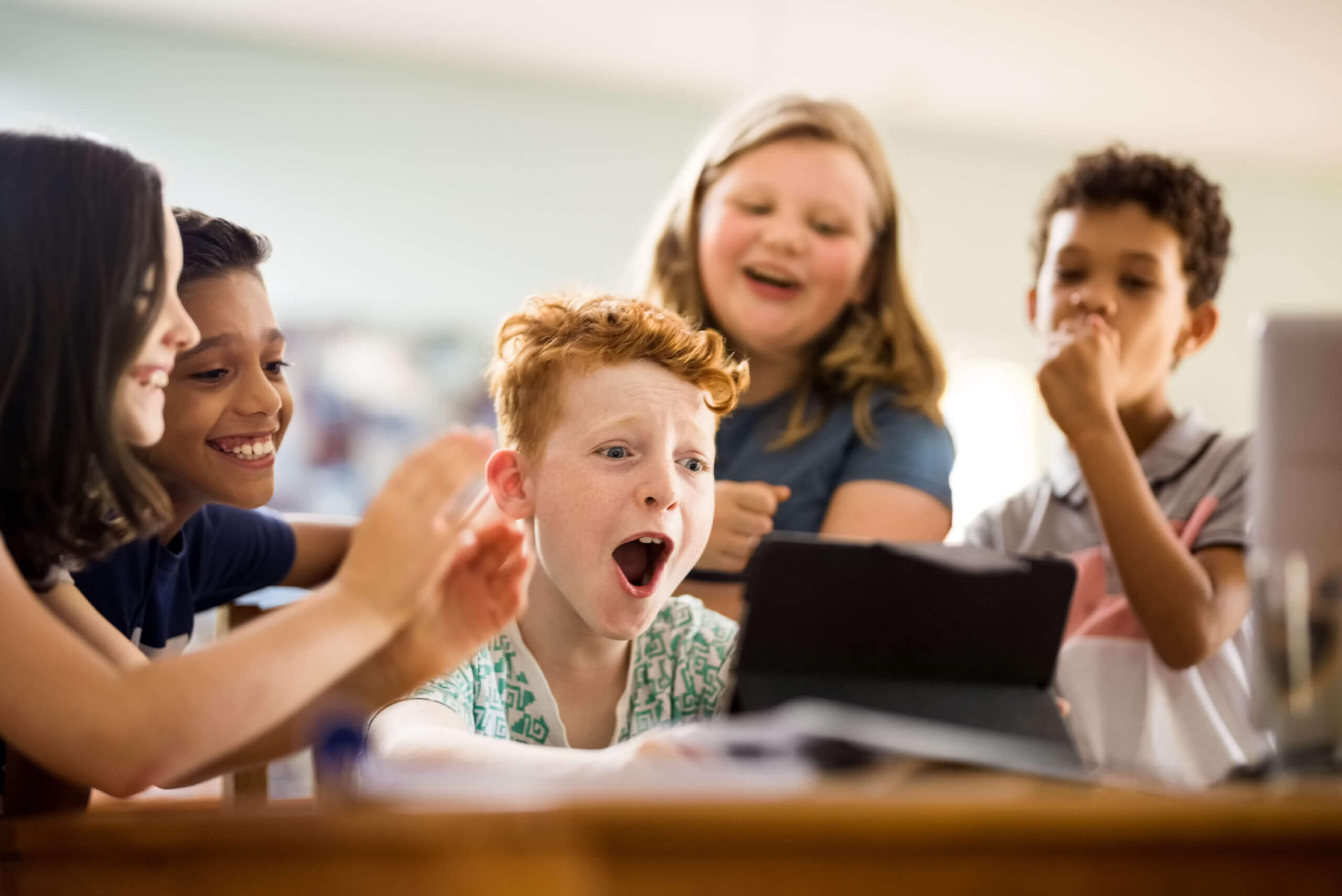Kinderen die samen werken aan een project in de klas.