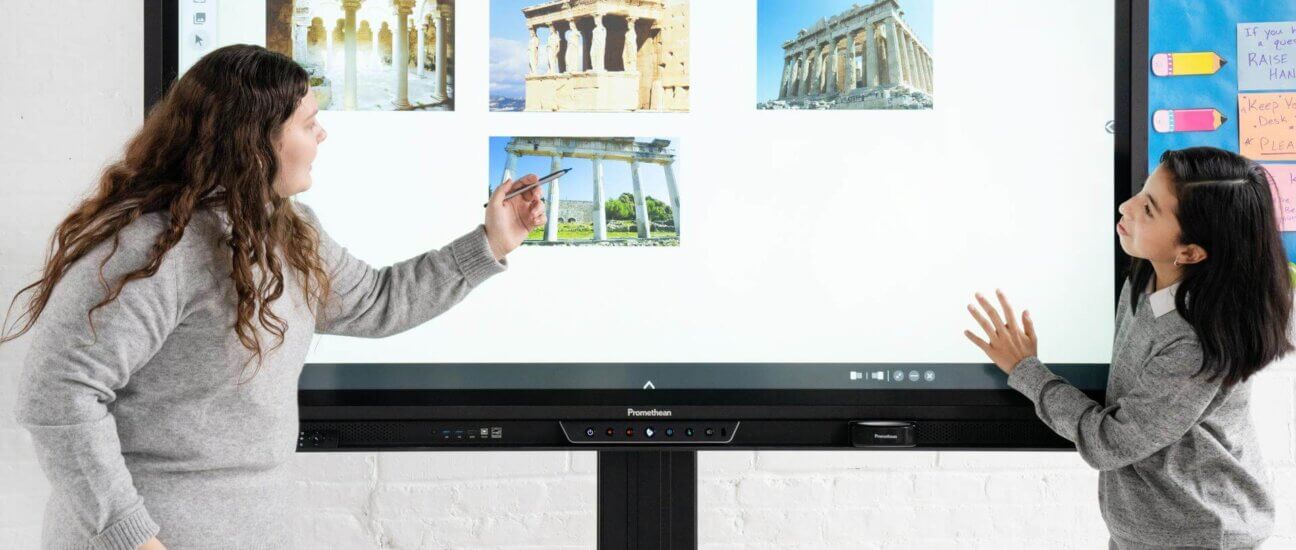 Estudiantes aprenden con panel táctil interactivo