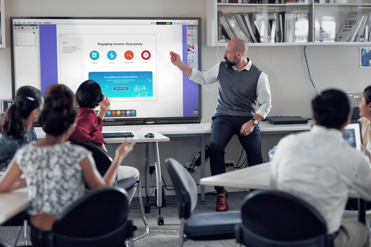 Un professeur et ses élèves utilisent un ENI Promethean et des tablettes pour un cours en réalité mixte.