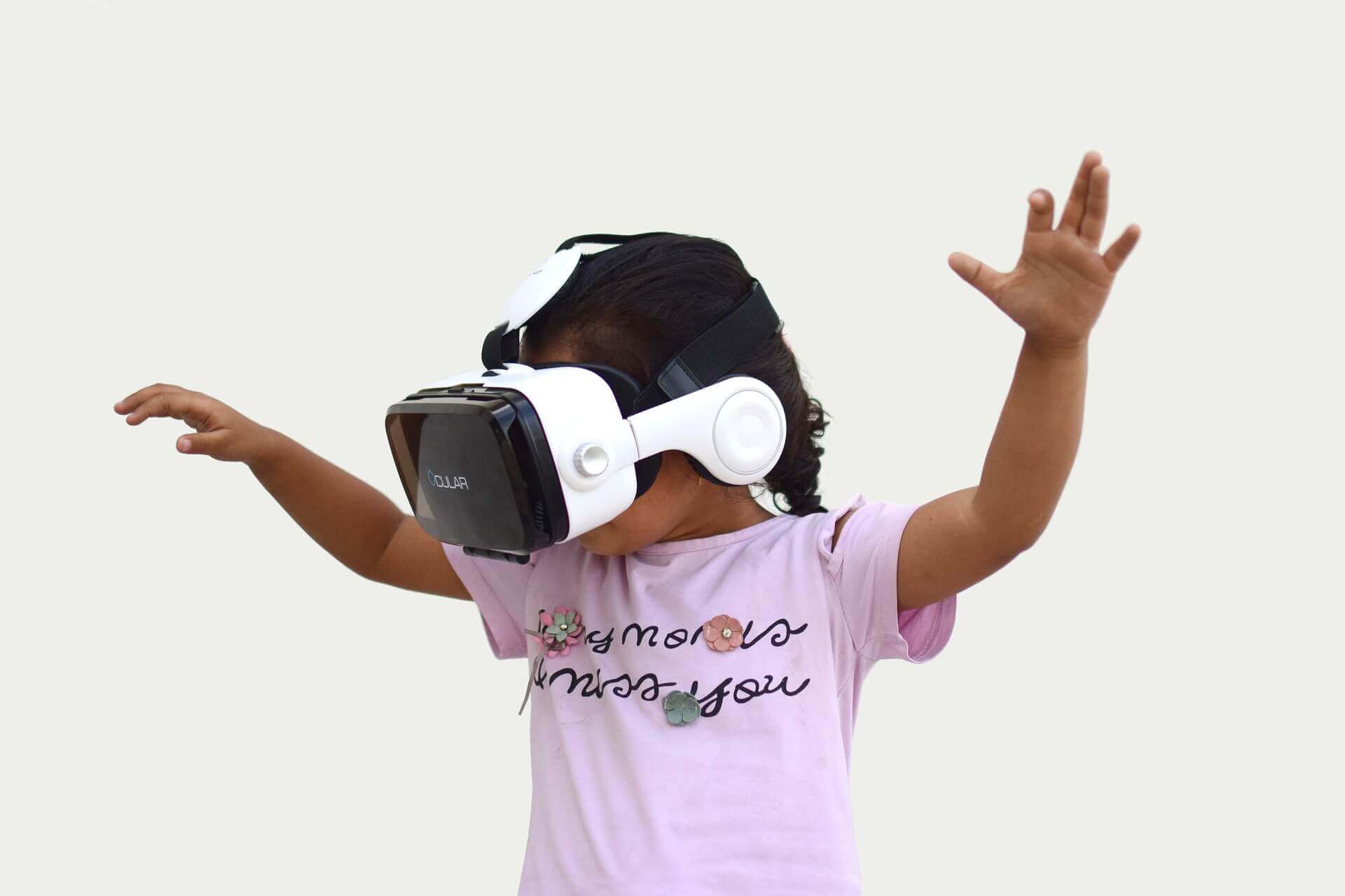 Niña aprendiendo gracias a la realidad virtual