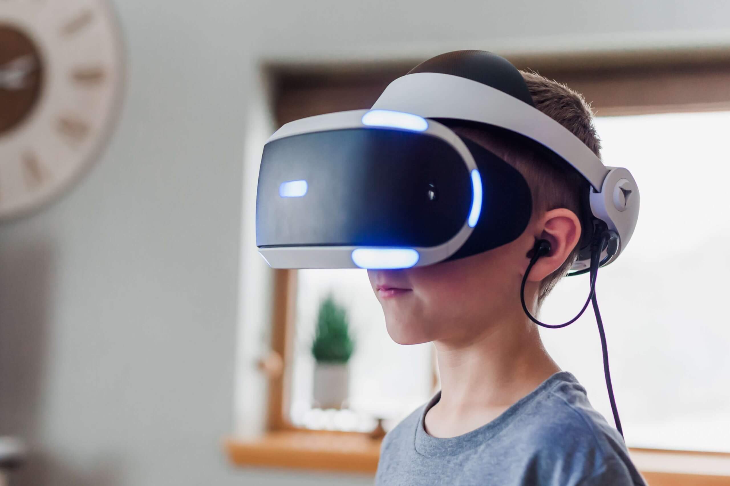 Niño utilizando gafas de realidad virtual