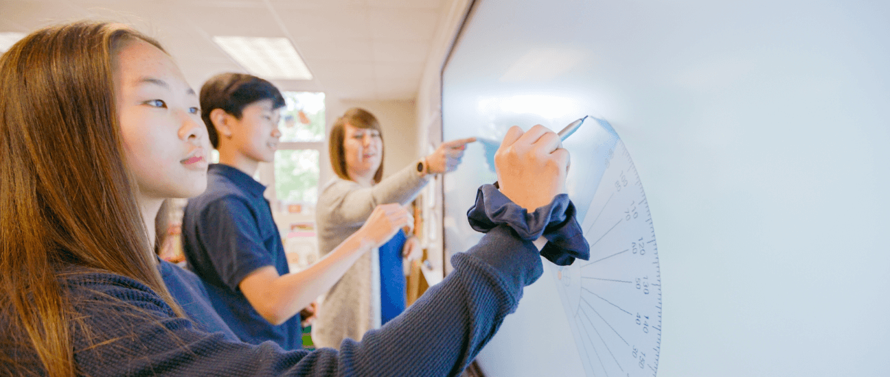 Kids drawing on a ActivPanel