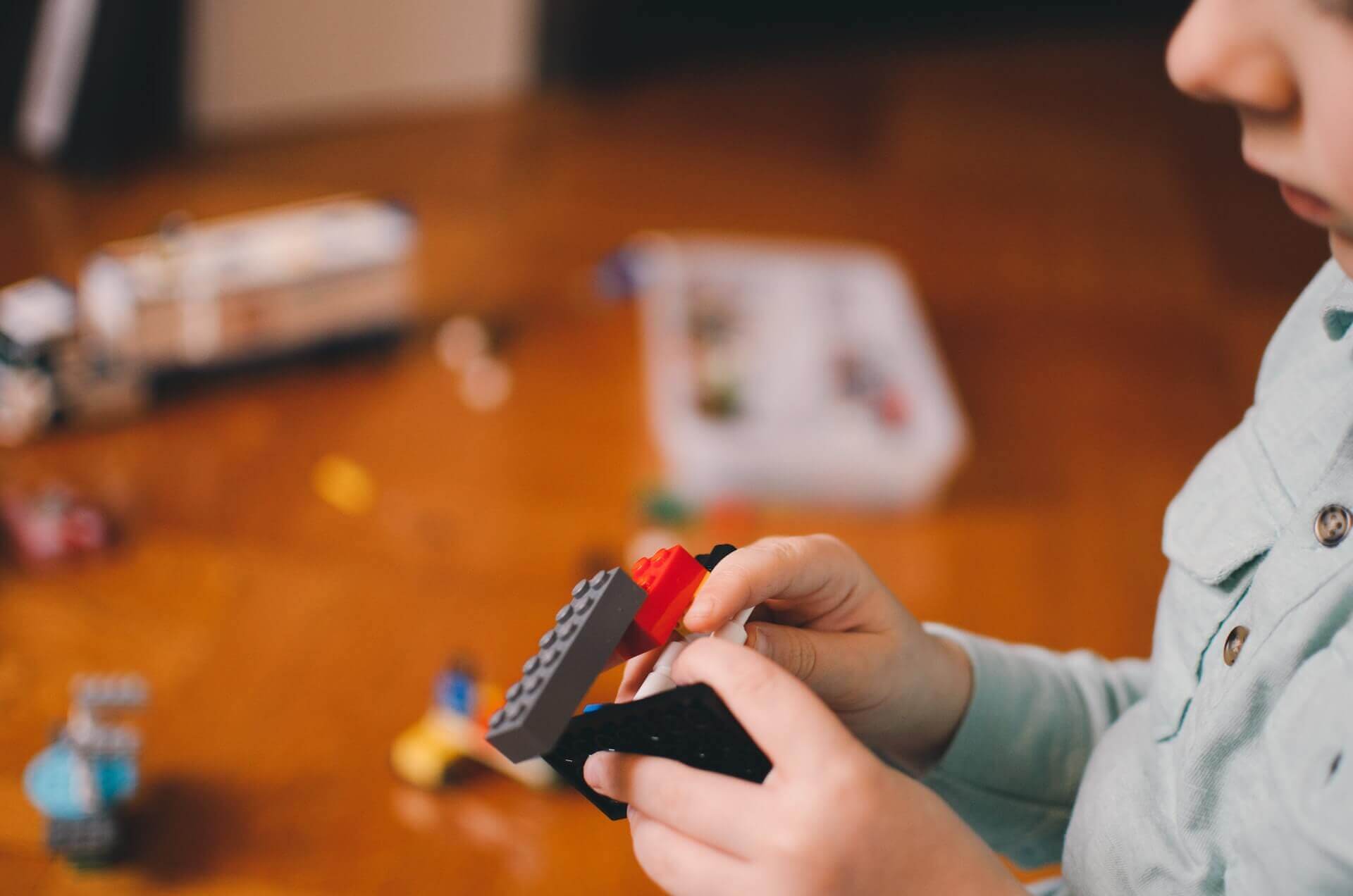 Niño construyendo solo