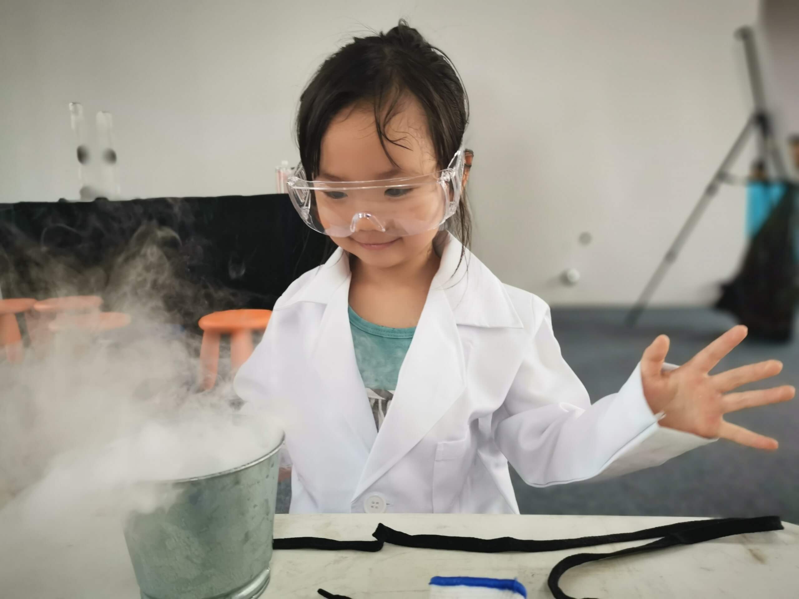 Niña realizando un experimento