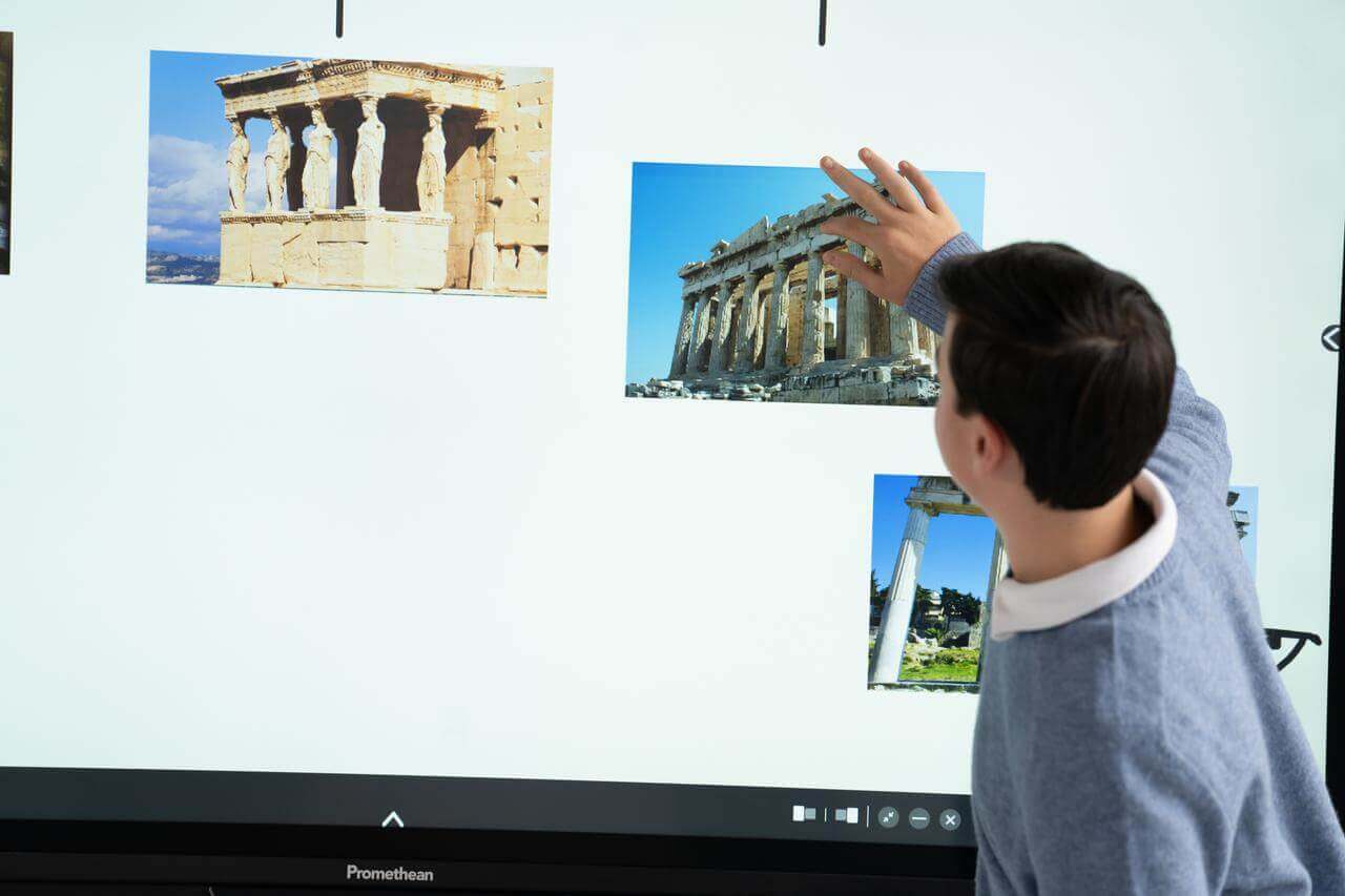 Utilizzare un monitor interattivo con un pennino per touch screen permette maggior precisione e ha uno scopo didattico